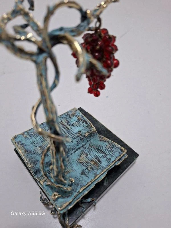 ''Book with bunch of grapes'', ხედი 3