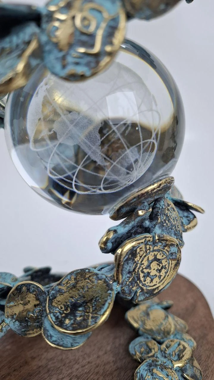 Crystal Earth with archaeological coins, ხედი 3