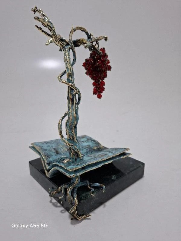 ''Book with bunch of grapes'', ხედი 4