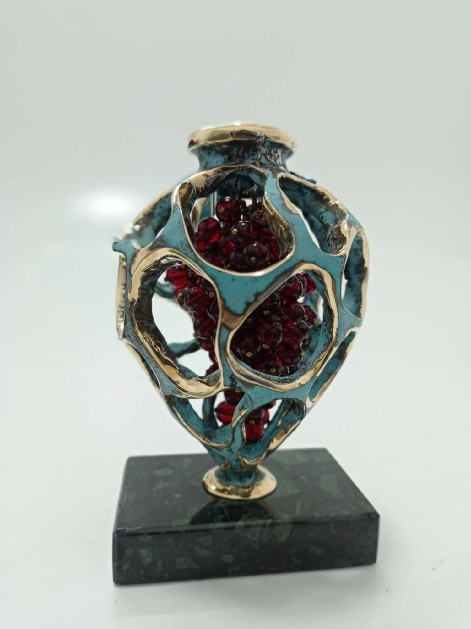 ''Qvevri with bunch of grapes in it", ხედი 5
