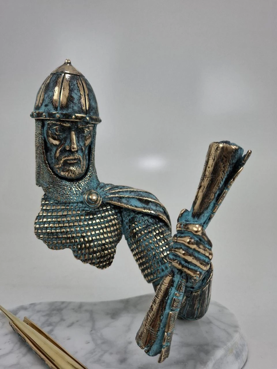 Pen stand — warrior with message scroll, ხედი 1