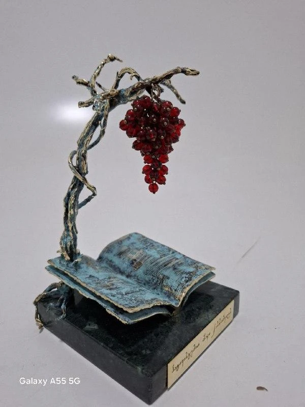 ''Book with bunch of grapes'', ხედი 2