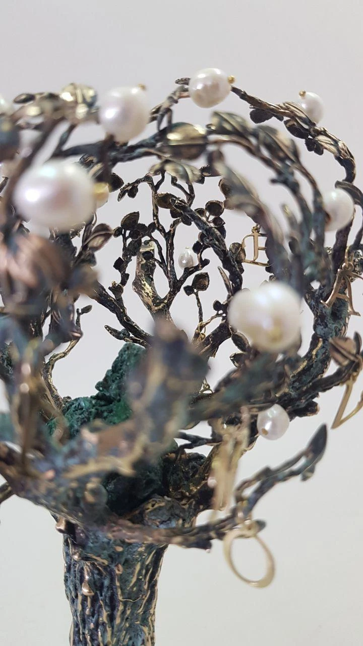 ''Tree with pearls and alphabet'', ხედი 2