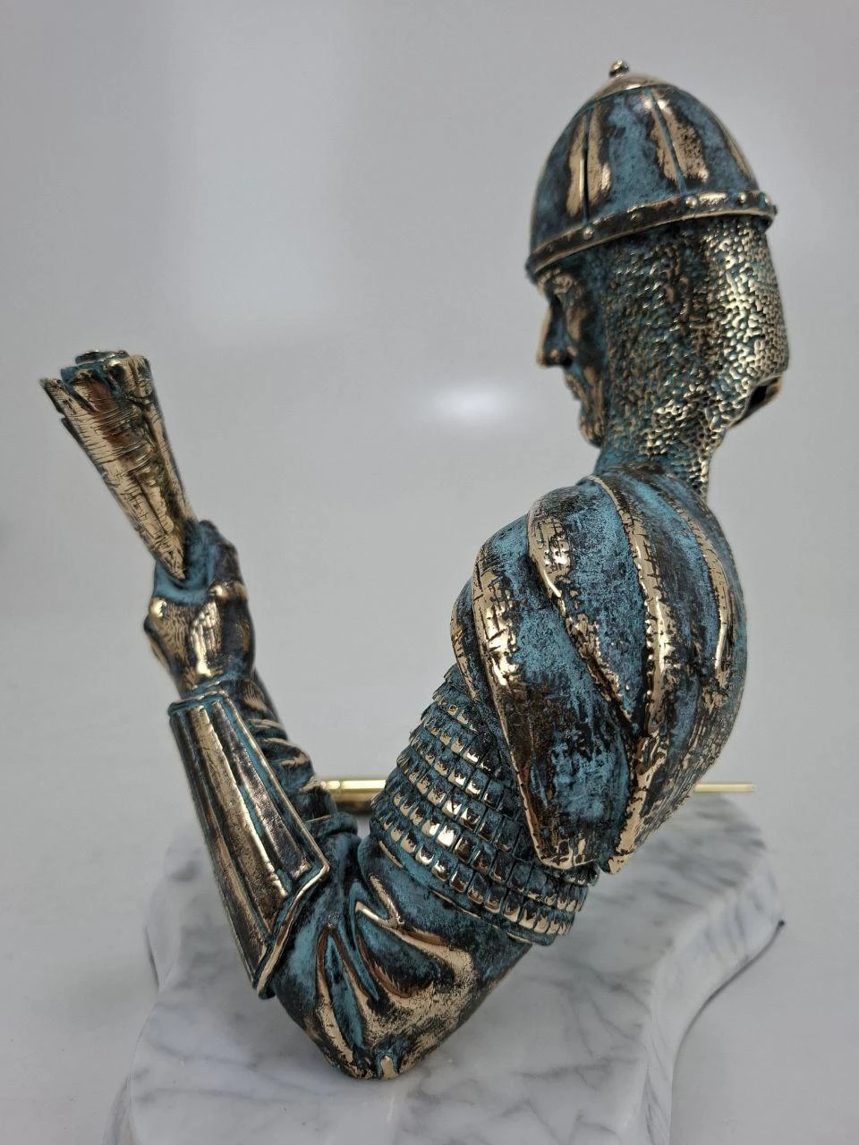 Pen stand — warrior with message scroll, ხედი 2